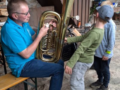 Ferienprogramm MV Ernestgrün_Jungs üben Tuba spielen