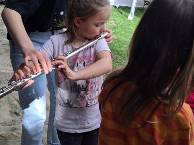 Ferienprogramm MV Ernestgrün_erste Übungen an der Querflöte