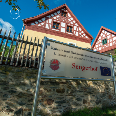 Sengerhof außen m. Logo
